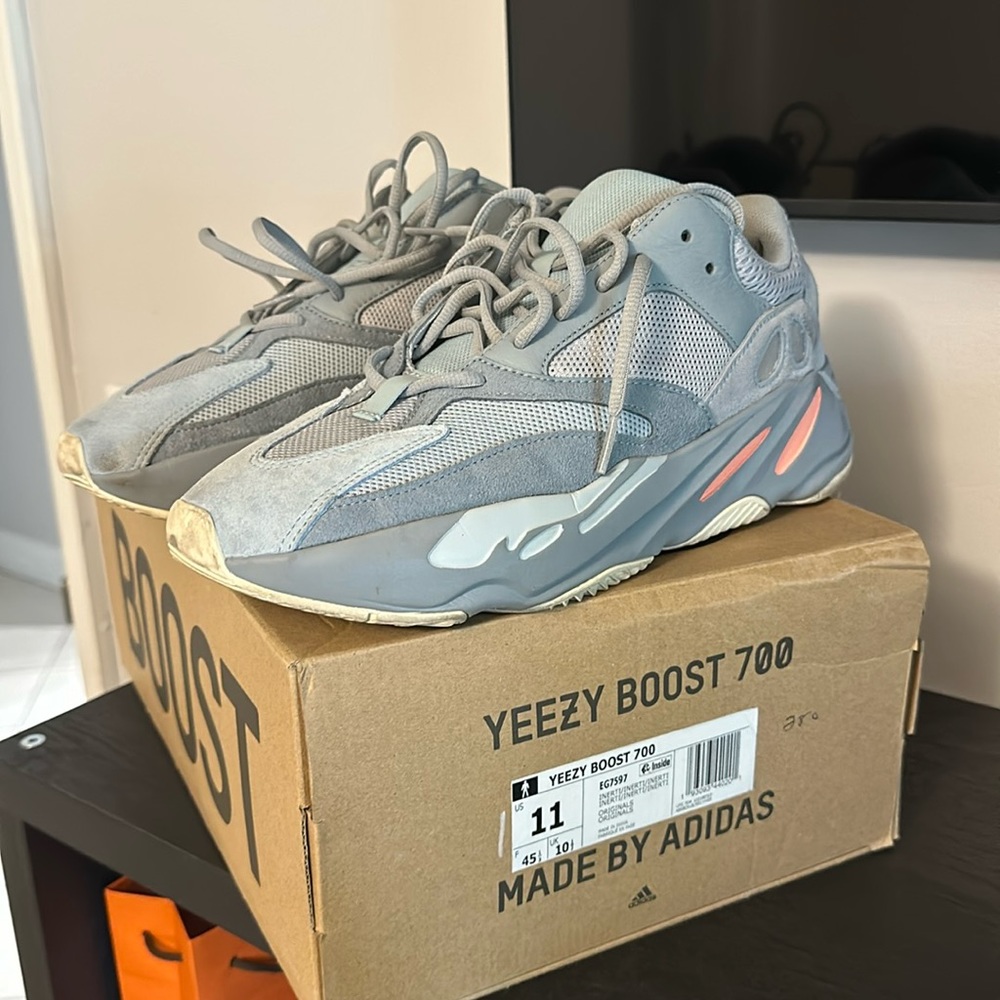 Yeezy boost 700